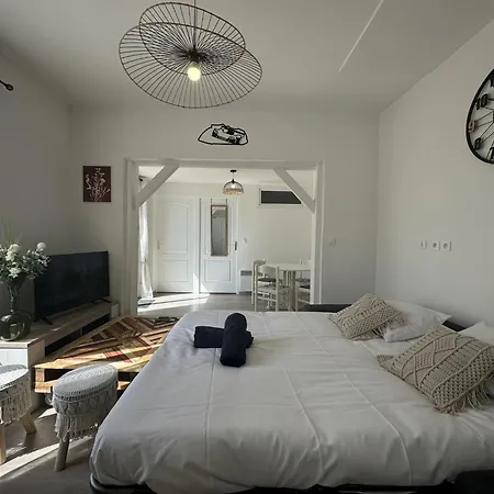 Сasa de vacaciones House In With Private Courtyard *